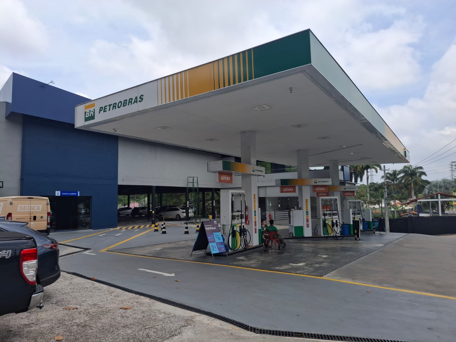 CENTRO COMERCIAL / EMPRESARIAL NA AV. EFIGENIO SALES