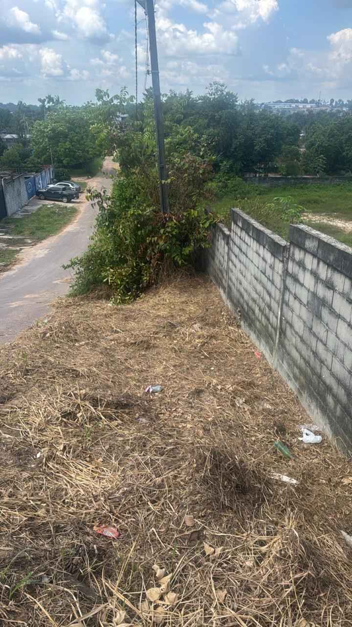 PQ. Tropical 2.400m² esquina na avenida principal